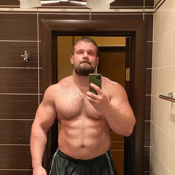Кирилл Сарычев на массе. 150 кг а пресс все равно видно.