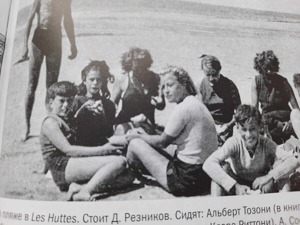 На фото Клара сидит в белой футболке. Оля левее от нее.