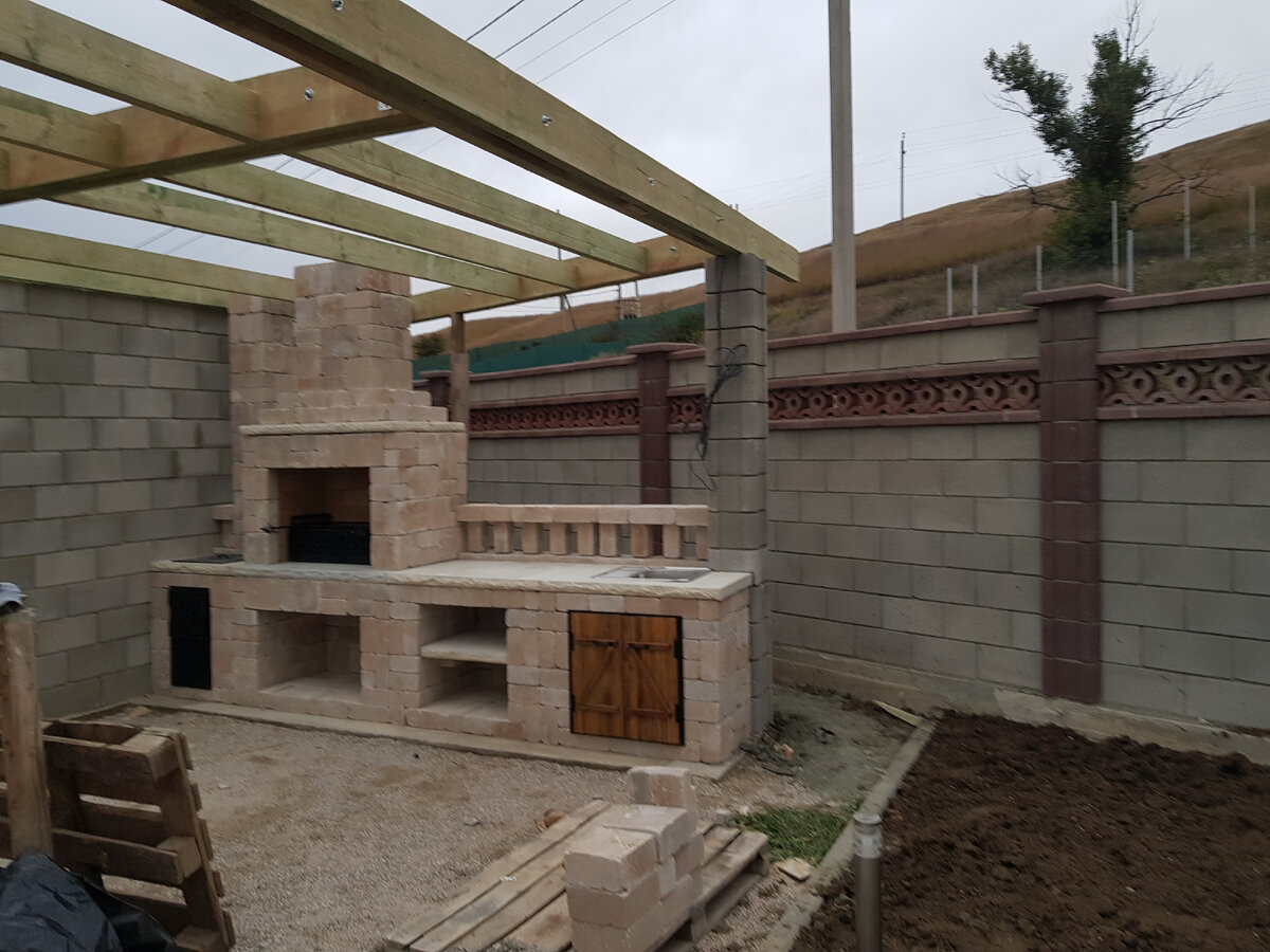 Притаился в уголке . 