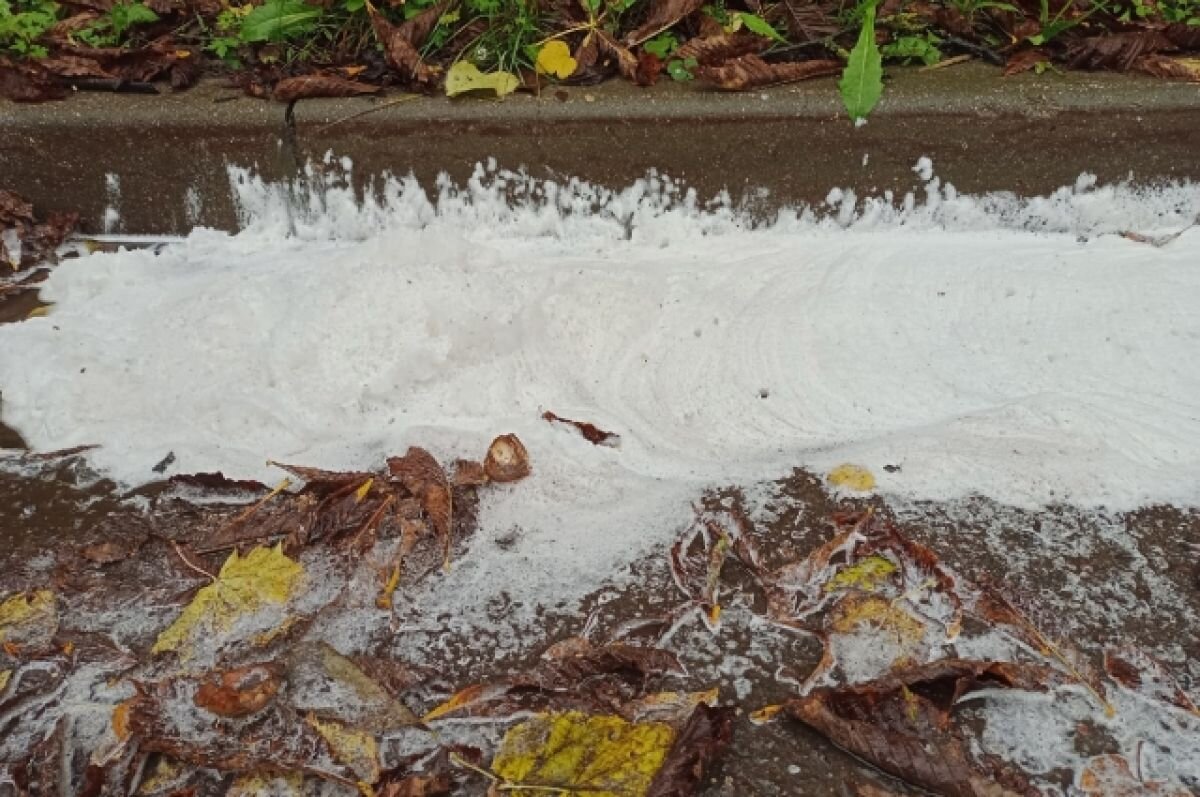    В Новомосковске на улицах появилась пена неизвестного происхождения