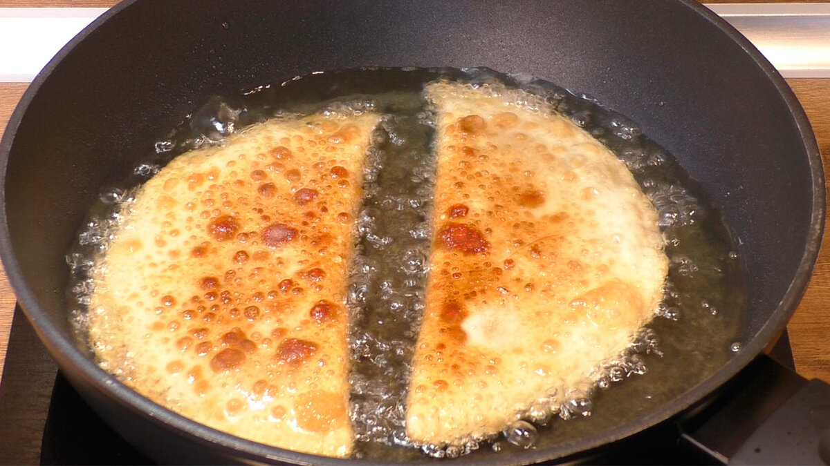 Домашние чебуреки с фаршем на сковороде хрустящие. Самые вкусные чебуреки в Казани. Чебуреки замороженные. Тесто для чебуреков пузырчатое. Простой легкий и вкусный рецепт теста для чебурек