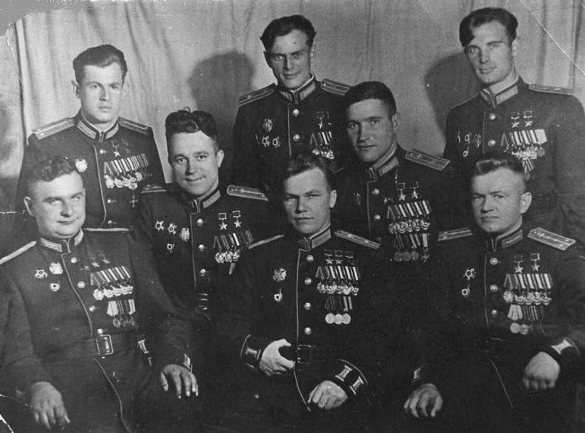 Групповой портрет летчиков-асов советской истребительной и штурмовой авиации (Иван Кожедуб в нижнем ряду в центре), 1945 год