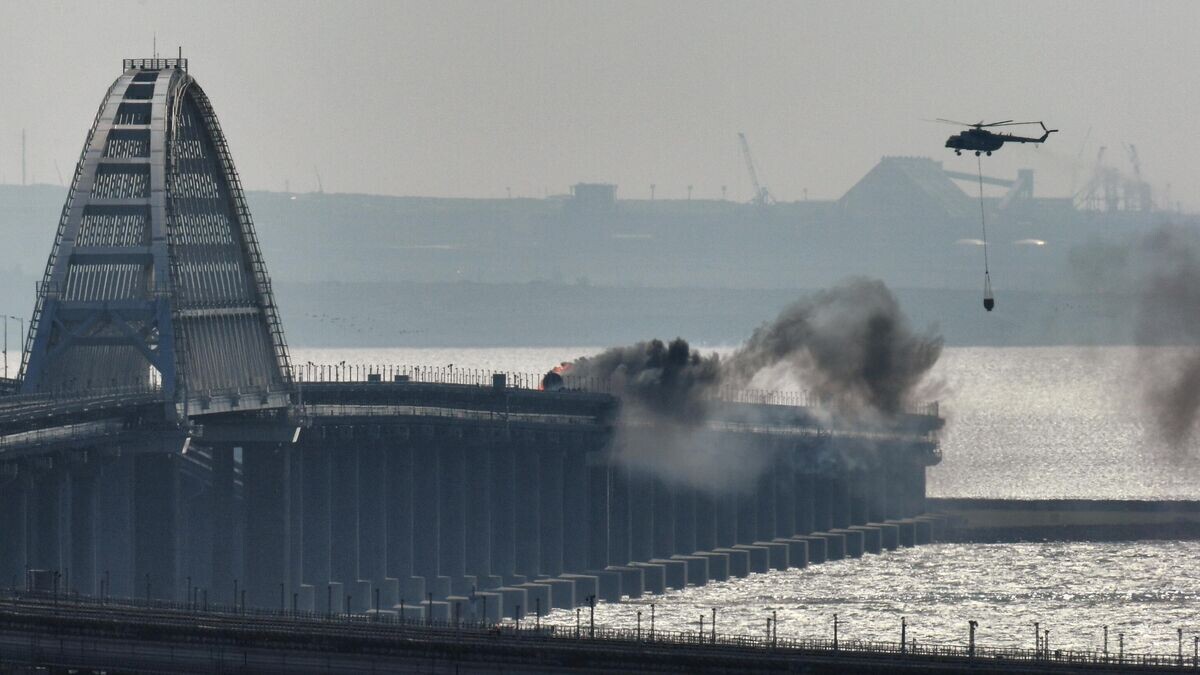    Вертолет тушит пожар на Крымском мосту© РИА Новости / Константин Михальчевский