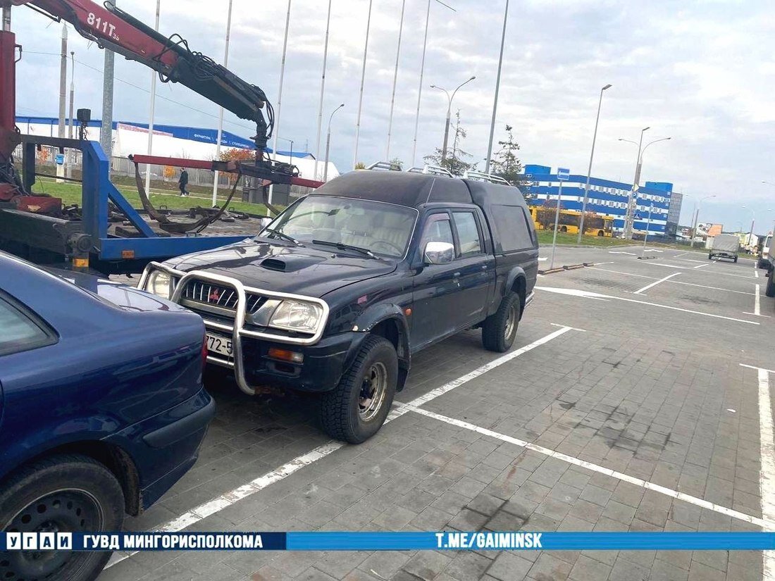 8 октября, на парковке у дома №118 на Каменногорской 16-летний подросток на Mitsubishi совершил наезд на впереди стоящий Citroen, в котором находились 49-летний водитель и его пассажир. Как позже сказал несовершеннолетний, ключи он взял дома. Парень находился в состоянии алкогольного опьянения.На видео подросток рассказывает, что взял ключи дома, но не уточняет, у кого именно. По его словам, он отдыхал с компанией друзей дома у одногруппника, имени которого не вспомнил.Пресс-служба ГАИ Минска сообщает, что в отношении подростка составлены административные протоколы. На месте происшествия работали сотрудники отдела ГАИ Фрунзенского РУВД Минска.