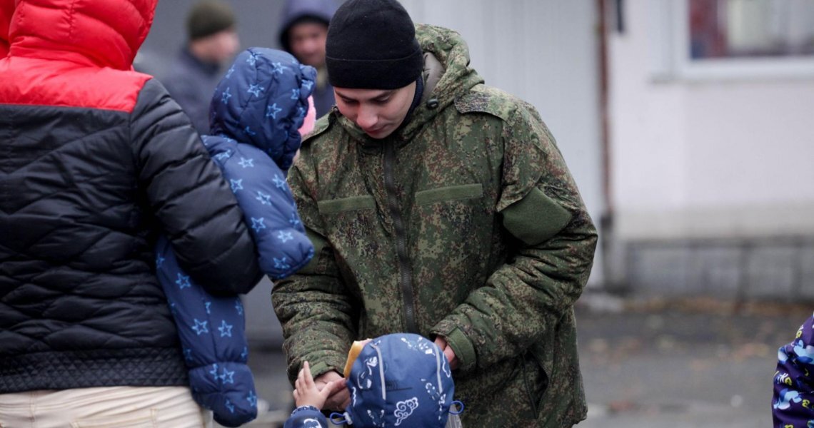 Дети мобилизованных получат выплаты. Мобилизация выплаты. Мобилизованный солдат. Отец 3 детей мобилизация. Дети мобилизованных получат выплаты.