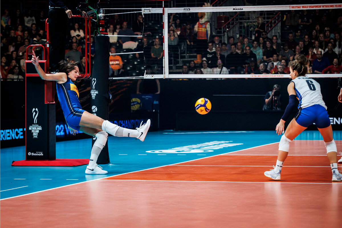 Играть приходилось даже так. Прострел делает Катерина Босетти