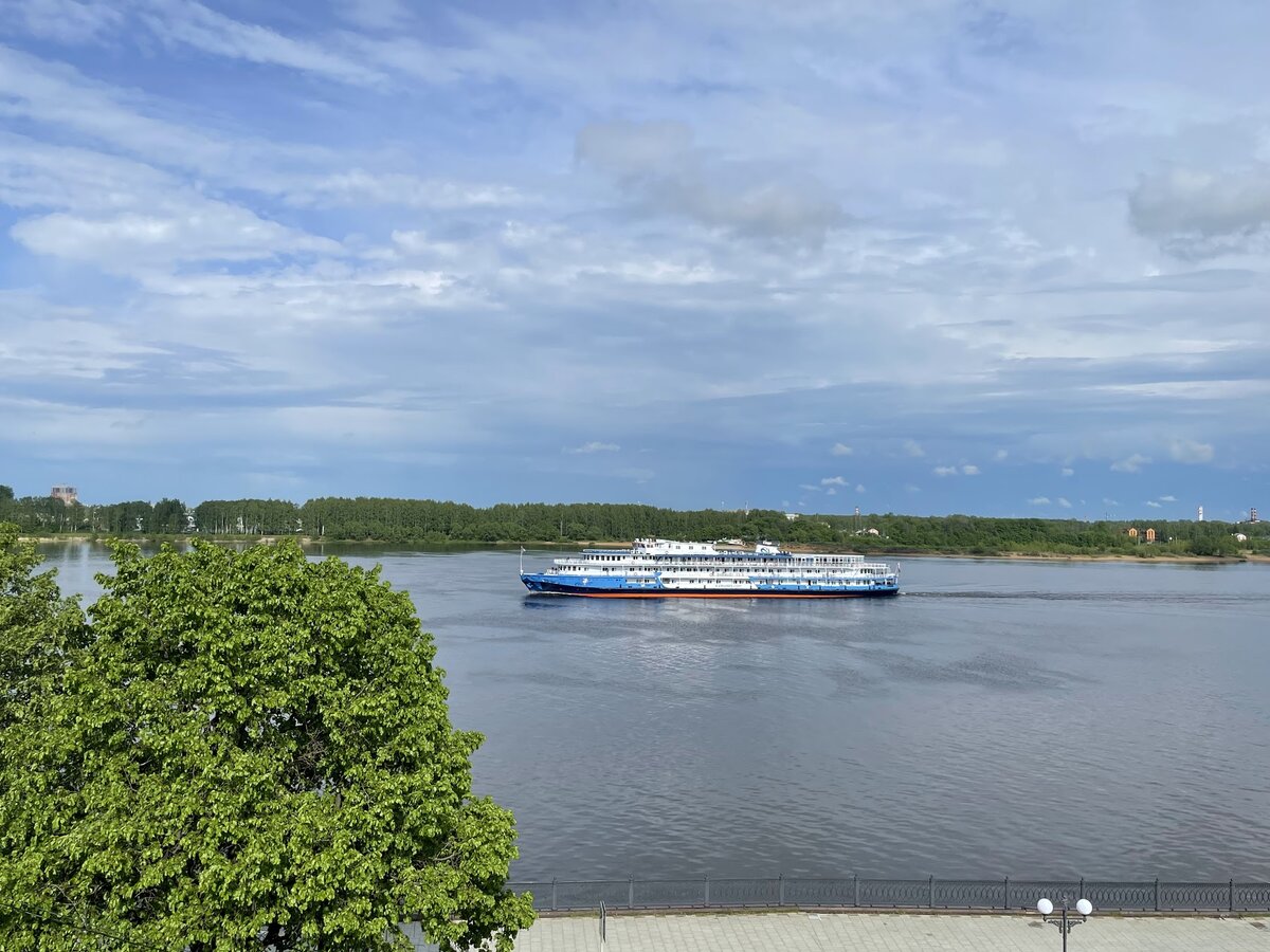 Теплоход на Волге