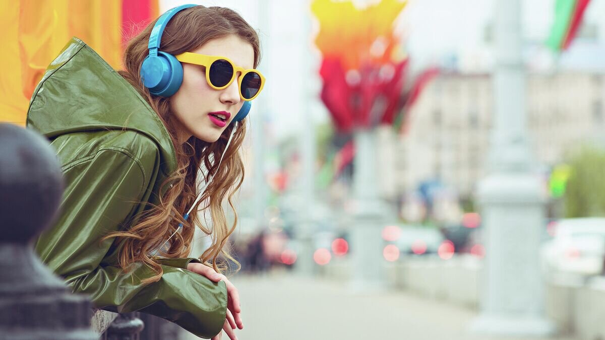    Девушка в наушниках© Depositphotos / Rattleray