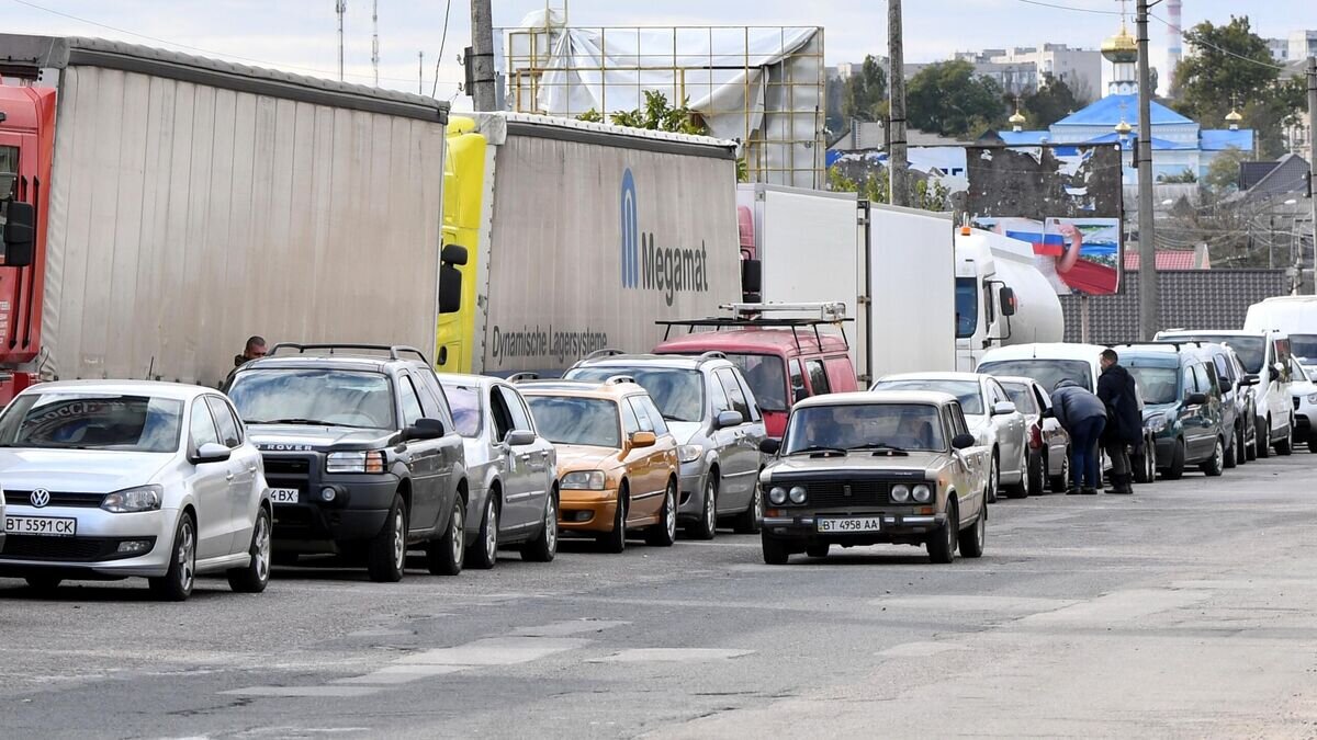    Очередь из автомобилей на переправу во время эвакуации из Херсона© РИА Новости / Евгений Биятов