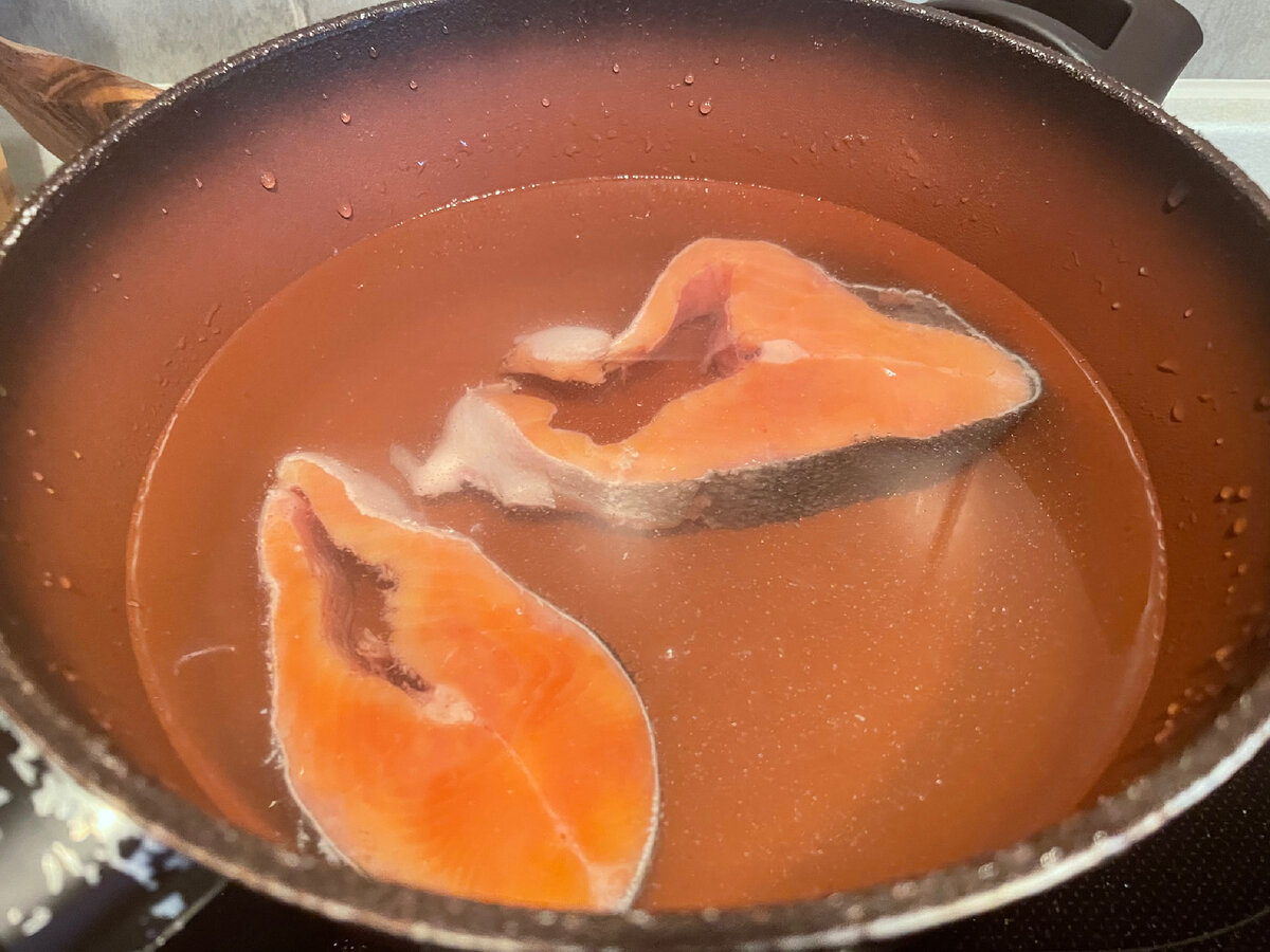 Отвариваем стейки кижуча