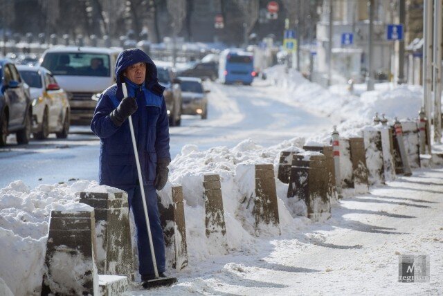    Уборка снега Дарья Антонова © ИА REGNUM