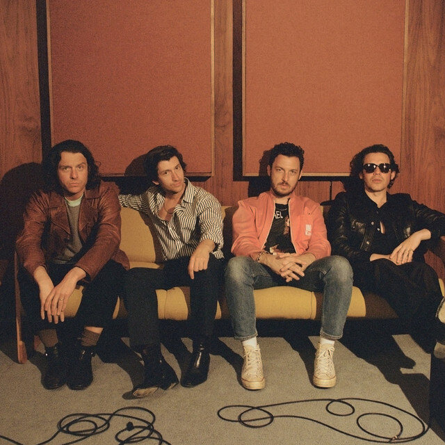Участники Arctic Monkeys: басгитарист Николас О’Мэлли, фронтмен Алекс Тёрнер, барабанщик Мэтт Хелдерс и гитарист Джейми Кук.