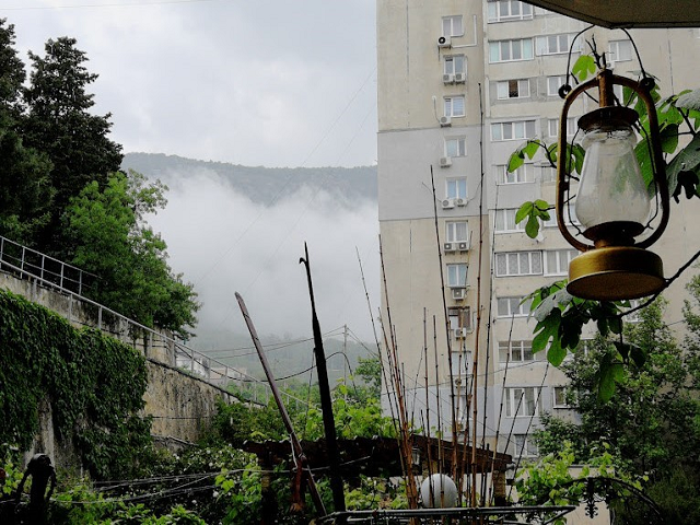 С моря на Крымские горы наползает туман.