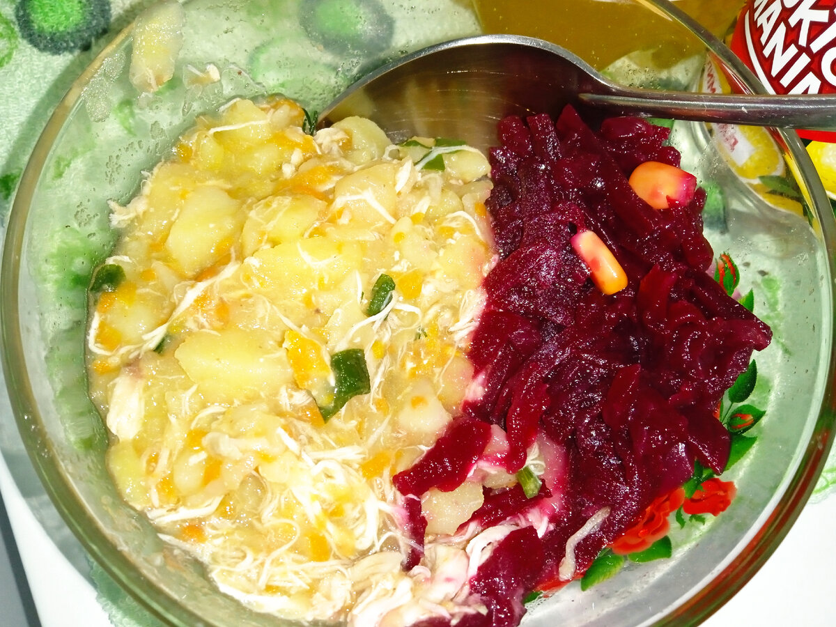 вчерашний ужин, очень вкусный салат и тушеное мясо с картошкой, да-да, не картошка с мясом, а мясо с картошкой)