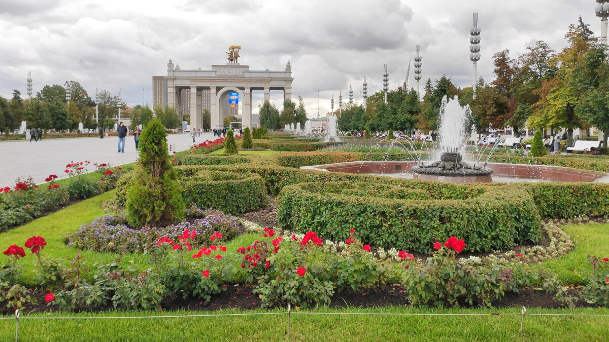 Яркие клумбы создают атмосферу праздника