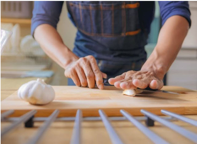 Самый простой способ очистить чеснок, говорит шеф-повар.