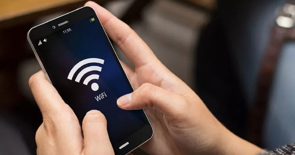 Wi-Fi удобная сеть для подключения к интернету. Однако если не соблюсти определенные правила безопасности, к ней смогут присоединиться и другие пользователи 