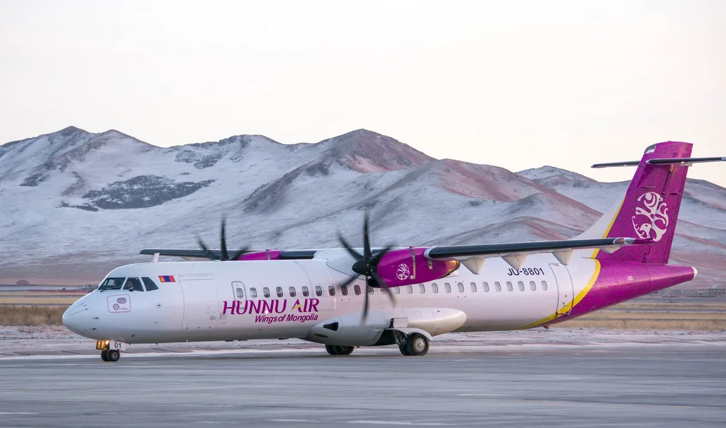 Монголия самолет. Hunnu Air Улан-Удэ Улан-Батор. Hunnu Air Embraer 190. Хунну Эйр. АТР 42/72 хунну Эйр.