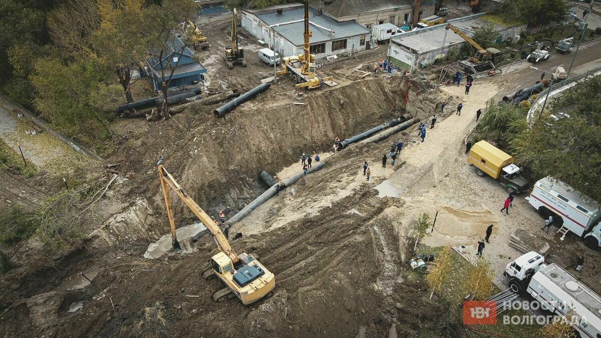     Губернатор установил новые сроки теперь уже полного восстановления работы повреждённого коллектора, на объекте снова произошёл порыв, а волгоградцы боятся очередных отключений воды.