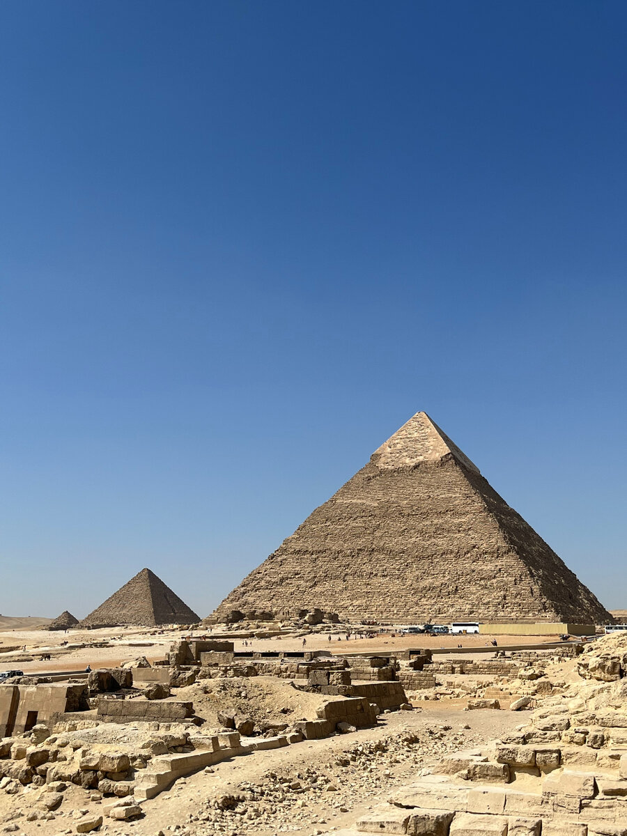 Фото 2. Пирамиды Хефрена, Микерина и пирамида-спутница.