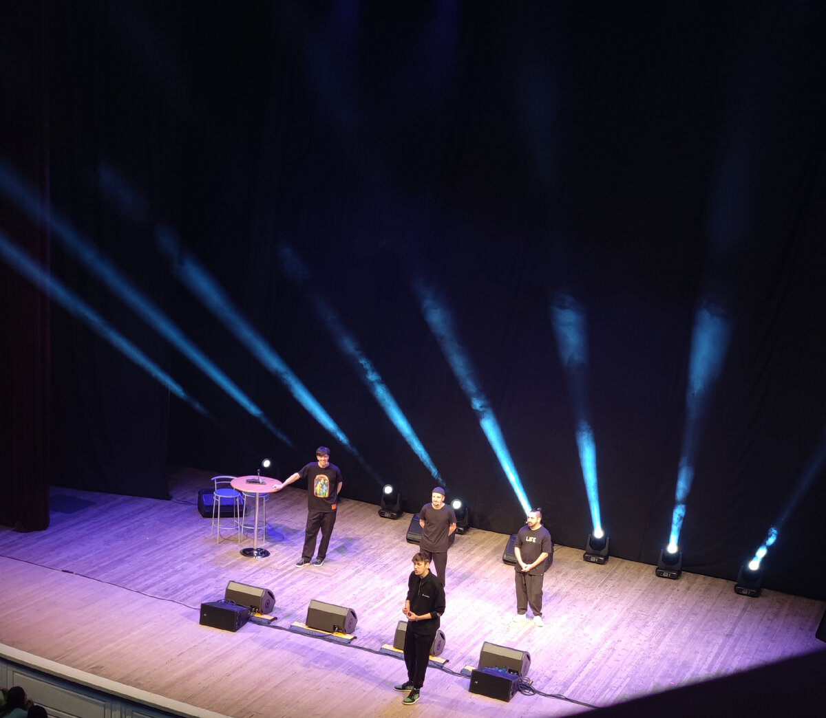 Заметьте, какую элегантную цветовую гамму они выбрали. Мой любимый чёрный. 