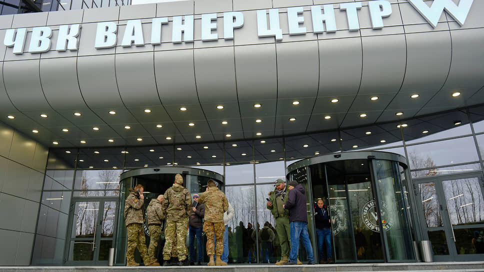 Фото: Алексей Смагин / Коммерсантъ📷Участники церемонии открытия перед входом в здание