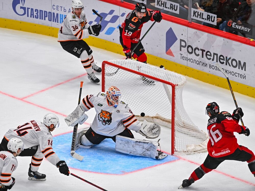 Один из бросков Буше по воротам в игре с "Амуром". Фото пресс-службы ХК "Авангард"