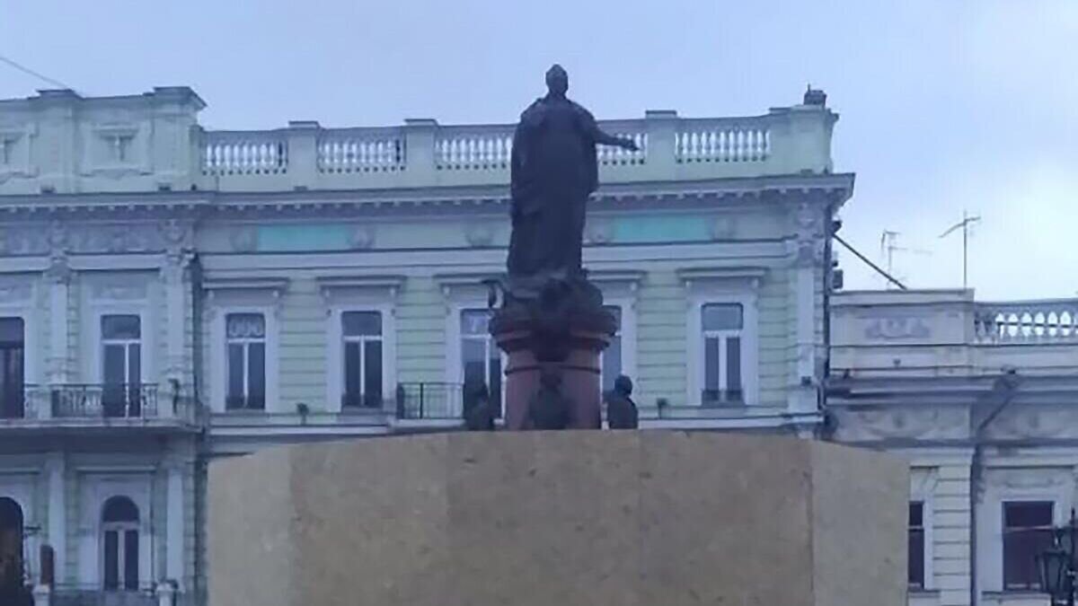    Памятник российской императрице Екатерине II в Одессе. Кадр из видео очевидца