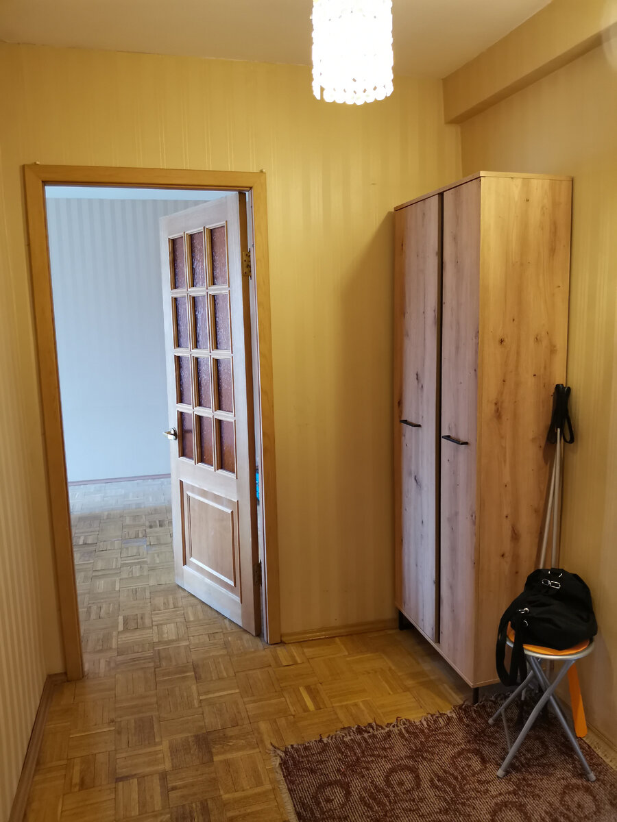 Новая квартира, пока купили только шкаф. Двери оставили, заменили пол, обои, окна