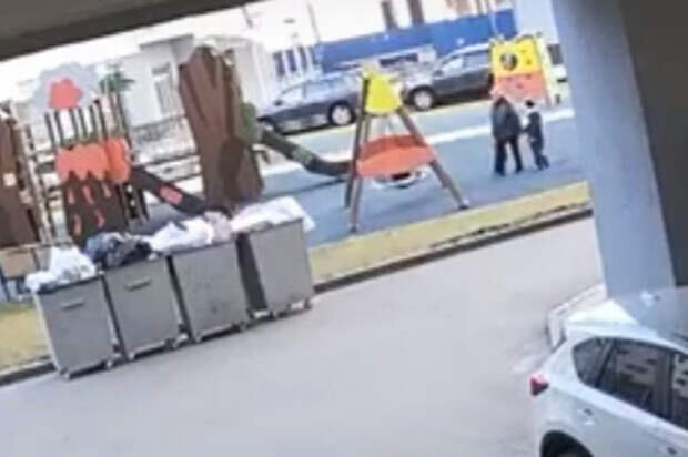 В Красноярске нашли пнувшую качели с ребенком пенсионерку