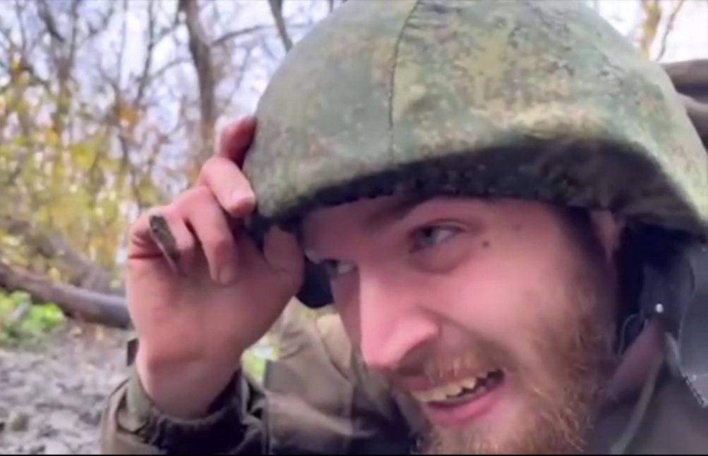 Эти факты Запад не увидит. Про такое международные правозащитники не будут кричать на каждом углу Гааги. 
Украинские фашисты используют запрещённые кассетные боеприпасы. В окрестностях Марьинки наши бойцы попали под обстрел ракет, которые, разрываясь в небе, обрушивают тучу мелких игл. 
Это не первый факт использования украинскими неонационалистами кассетных бомб. Демократия по-западному видимо выглядит именно так.