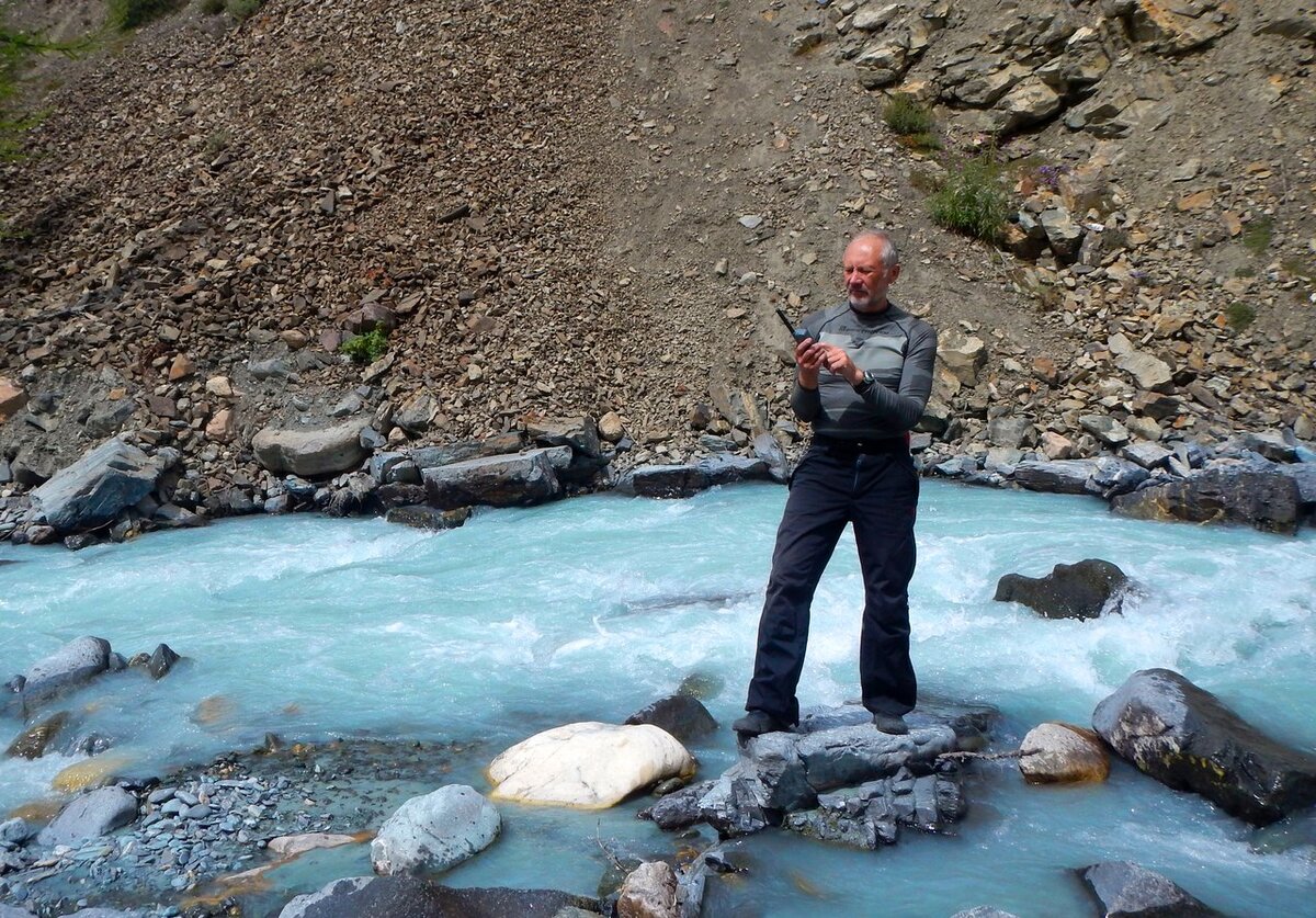 В горах Алтая и Северного Кавказа, а также в Якутии, на Байкале и даже в подмосковных лесах отсутствует стабильная GSM связь