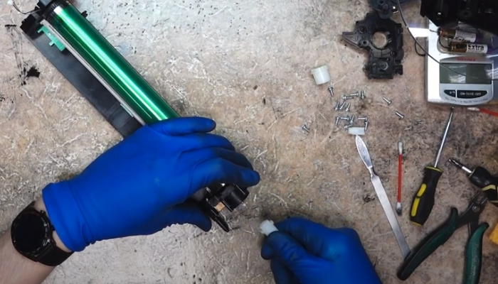 Фото 62. Установленныя шестерни шнека и приводная шестерня фотобарабана