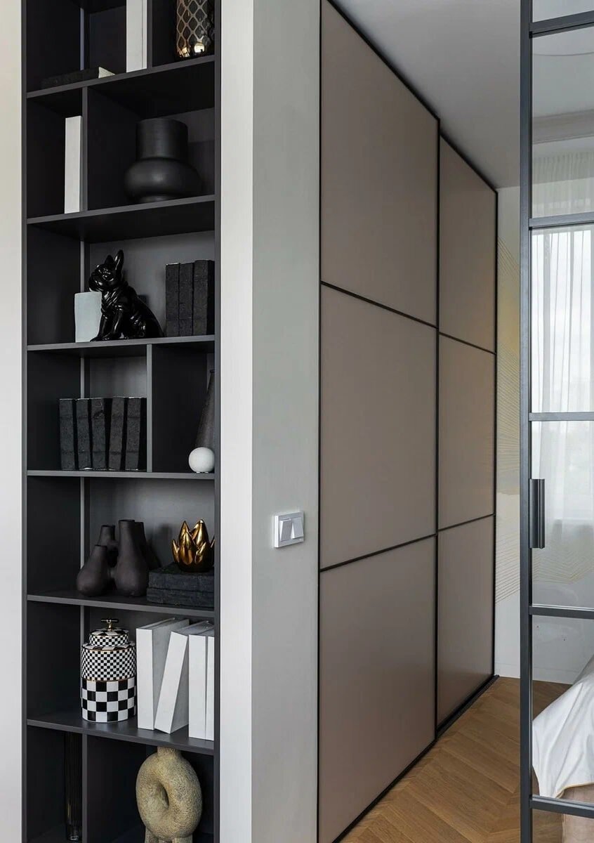 Зеркала, золотые детали и насыщенные цвета. Современный элегантный интерьер бывшей однушки 42 кв.м.