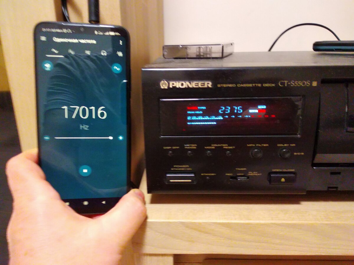 Кассетная дека Pioneer CT-S550S в режиме монитора записывает сигнал частотой 17 кГц. Видно "проседание" правого канала