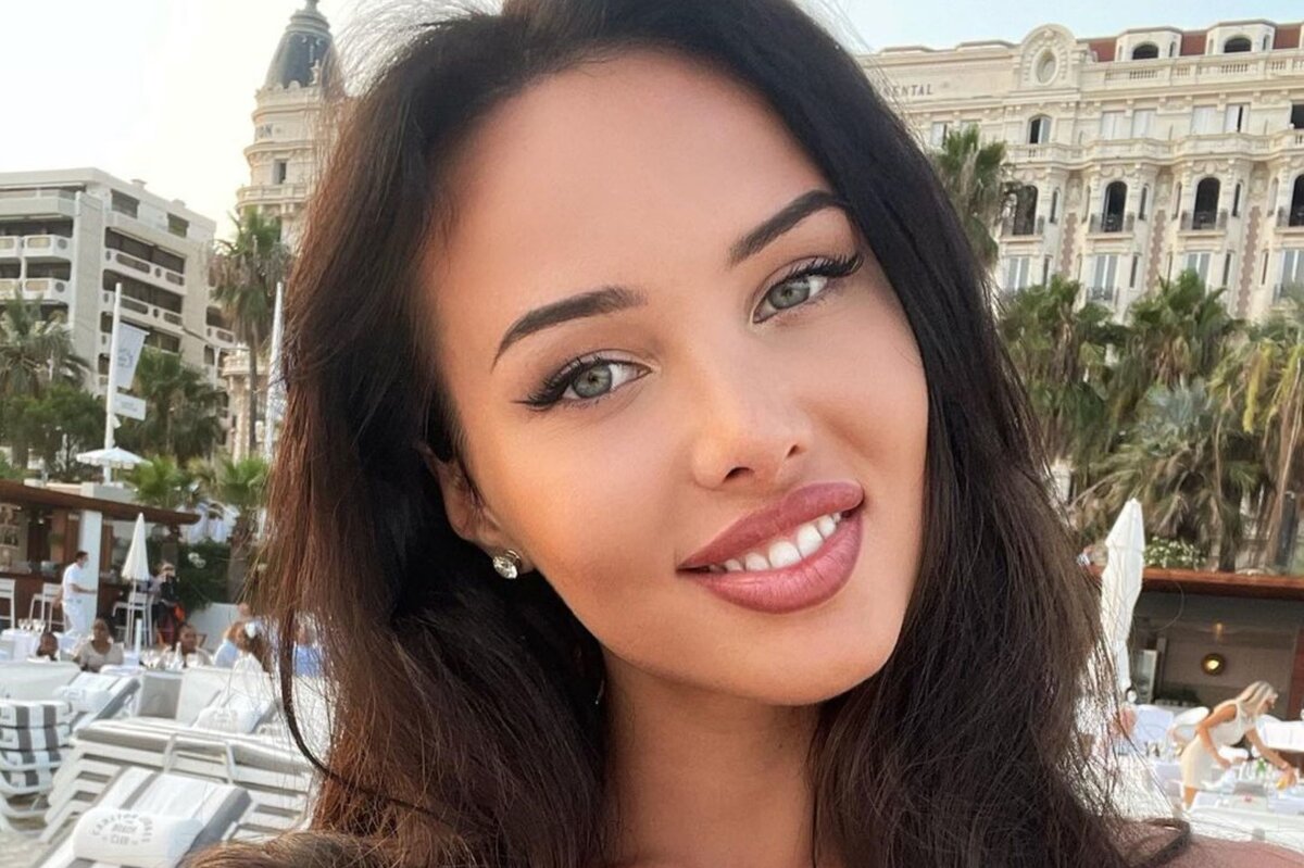     Похудевшая Анастасия Решетова в платье с разрезом от бедра снялась в провокационном видео