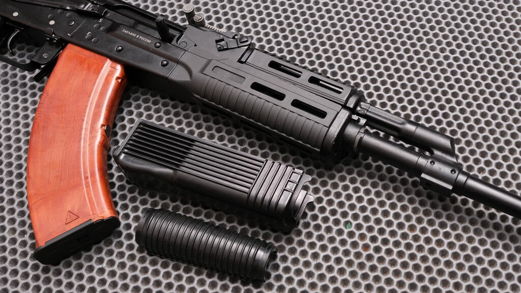 Новое цевьё устанавливается на «Вепри» с минимальной подгонкой, заключающейся в удалении следов облоя (при необходимости). Если это не сделать, то сопряжение цевья и накладки может выглядеть неаккуратно (на фото). Ниже приведено изображение оружия с деталями, на подготовку которых перед монтажом была потрачена примерно одна минута