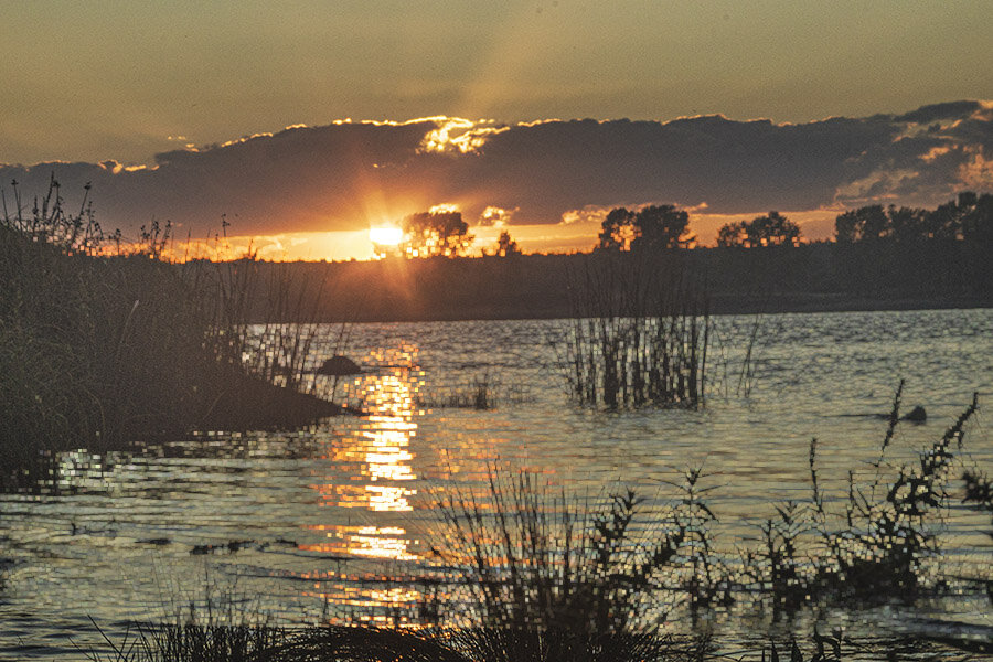 лучи солнца из под набежавшей тучи