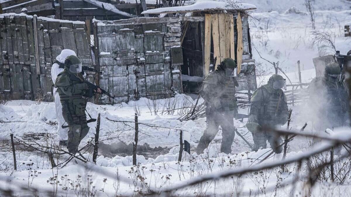     На улице минус 25 градусов, в палатках дыры и сломаны печки.