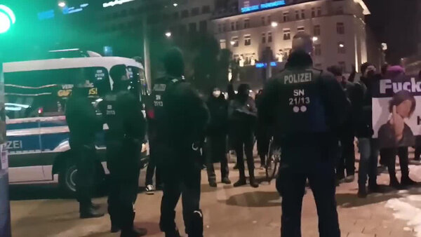 Акция протеста в Лейпциге. Видео @ Twitter / @t47da