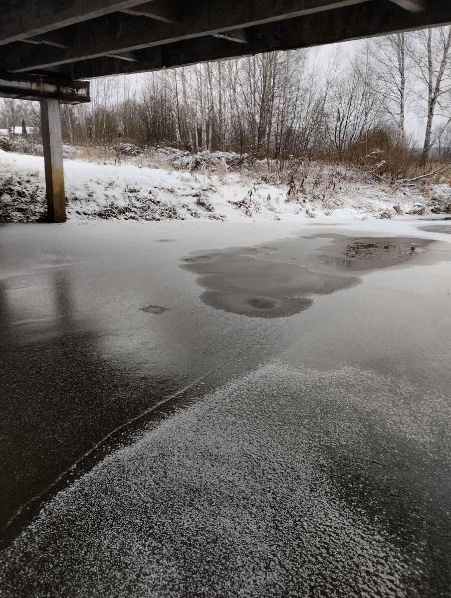 Ходить можно без опаски почти везде, да и глубина тут по пояс , не больше.