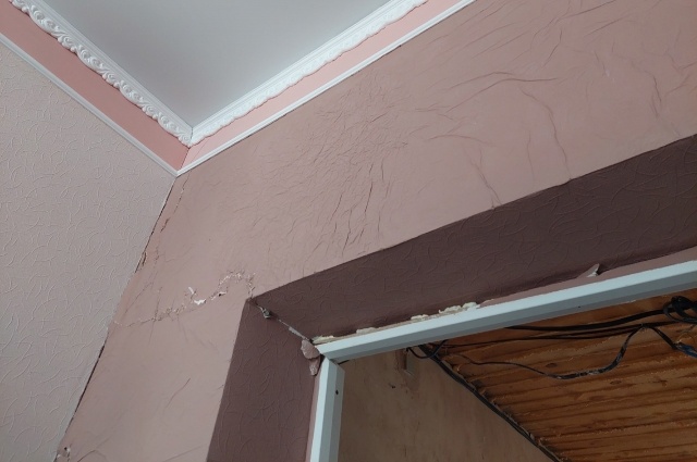    По стенам дома, в том числе несущим, пошли трещины. Фото: АиФ/ Нина Худякова