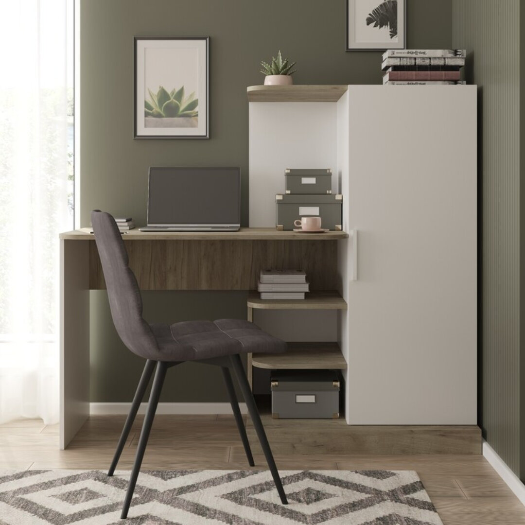 Стол с вместительной столешницей