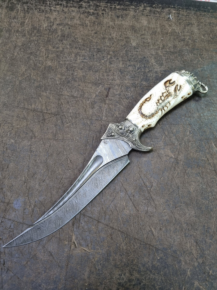 Нож обладает развитой гордой, которая защищает вашу руку от случайного соскальзывания на лезвие