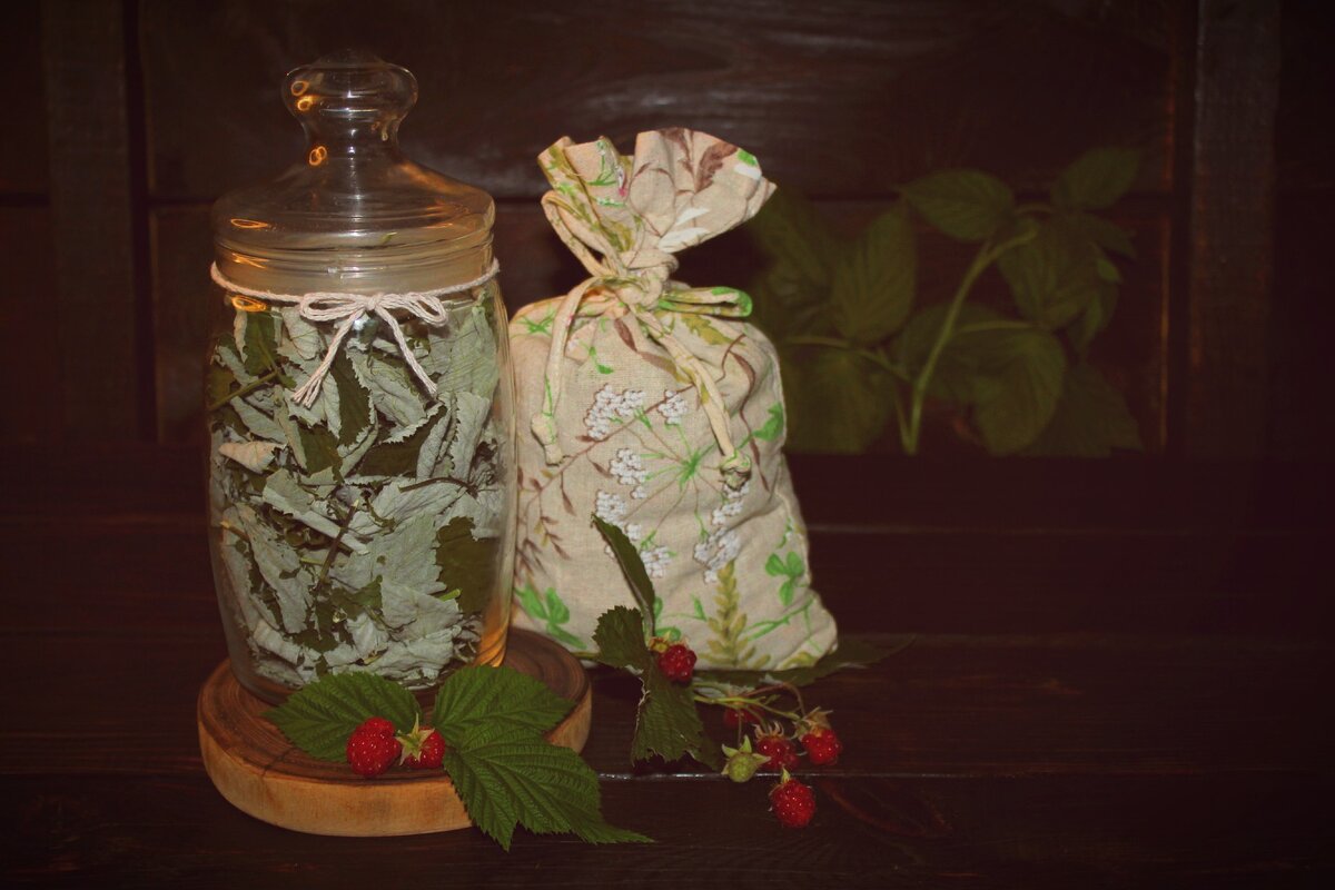 В банках обычно храню травы, которые часто использую и нужны под рукой, а в мешочках на запас и убираю в ящик.