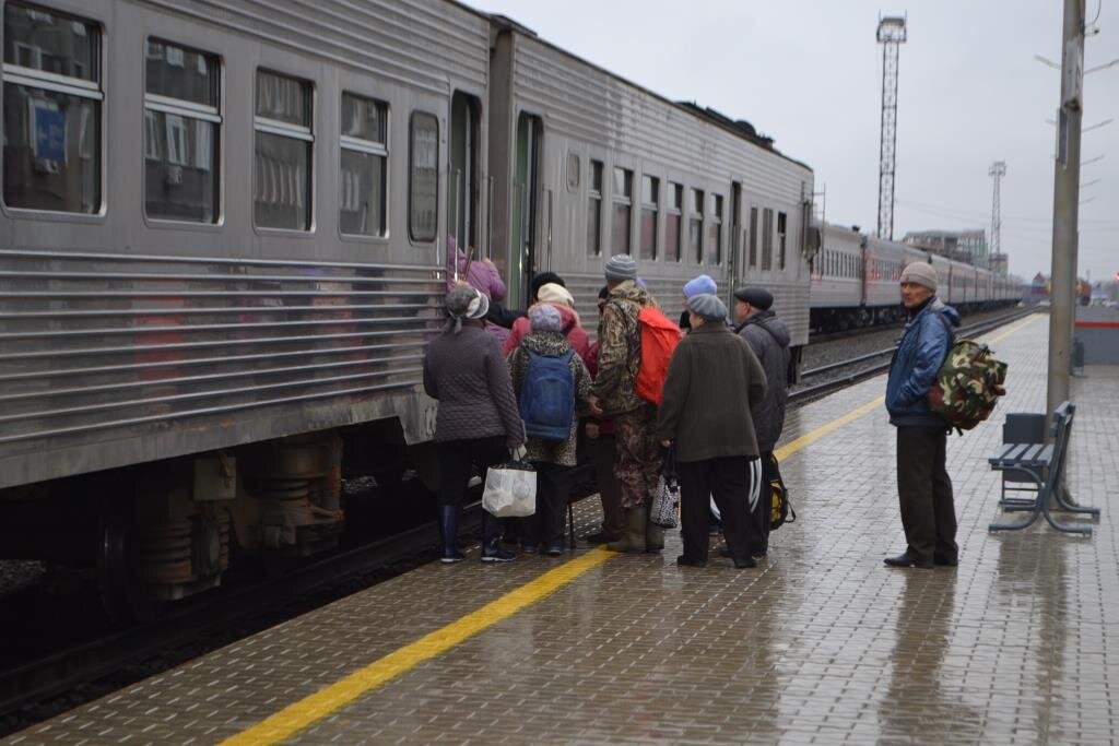 Электричка дачное спб. ЖД станция Холмская. Пассажирский поезд Холмск-Южно-Сахалинск. Дачная ЖД. Город Холмск в СССР.