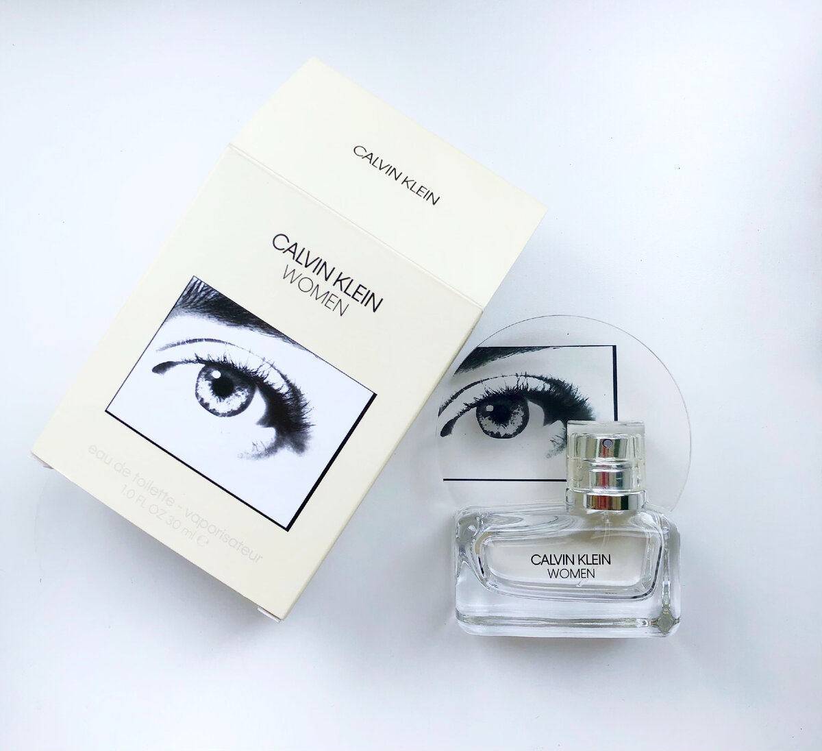 Лимон, лист черной смородины, розовый перец, малина, цветок апельсина, пион, роза, амброксан, мускус, кедр, ладан.