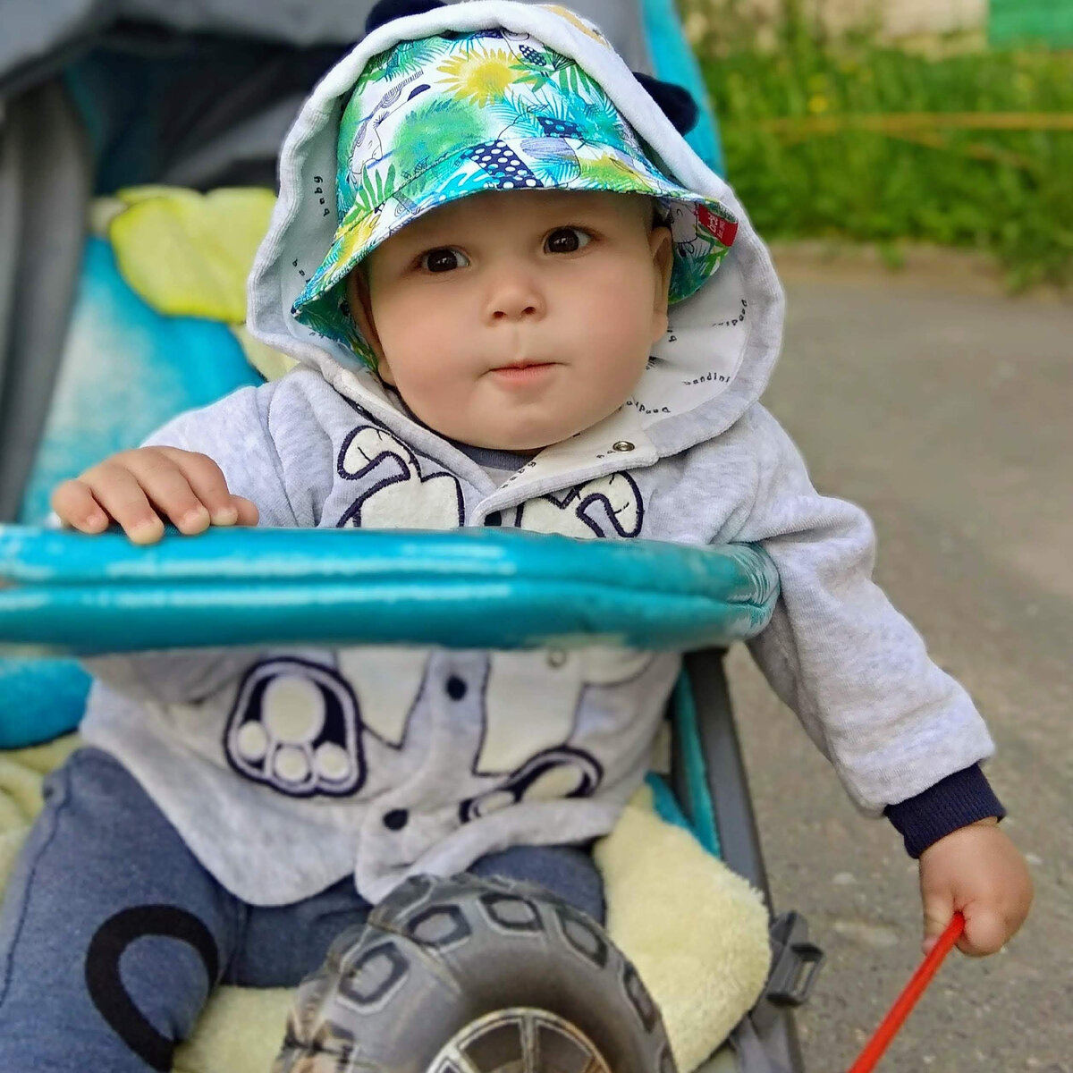 Удерживать воздушный шар  палочке - это тоже работа.