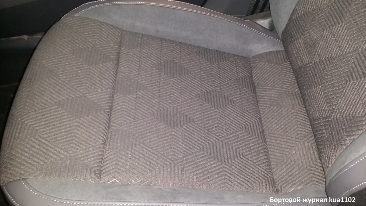 Внешний вид сидений в автомобиле Volkswagen Polo в комплектации Exclusive. Обивка сидений тканевая. Автор фотографии kua1102