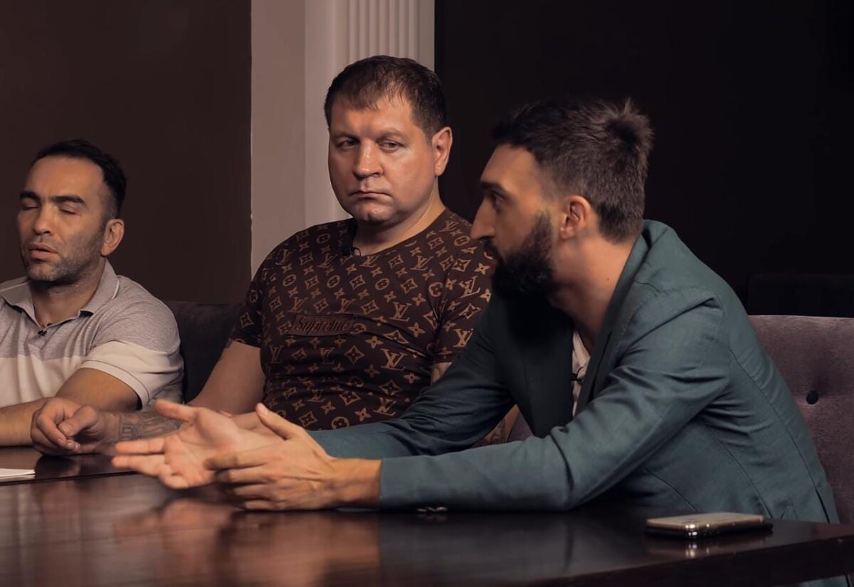 Кадр из видео пресс-конференции AMC Fight Nights. https://youtu.be/o6iuT9j0MEs